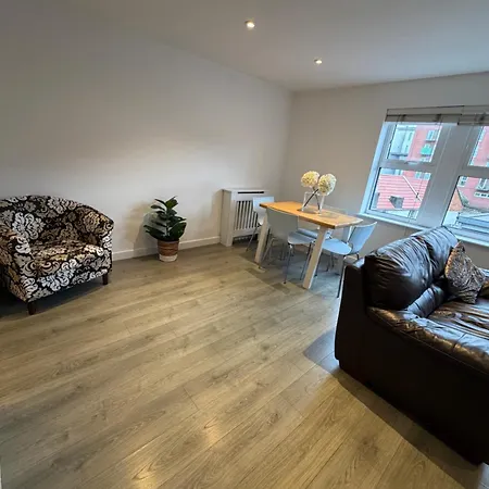 Lovely 2 Bed Bedminster Flat With Parking *