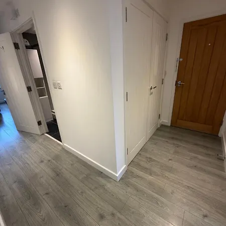 Lovely 2 Bed Bedminster Flat With Parking Daire *