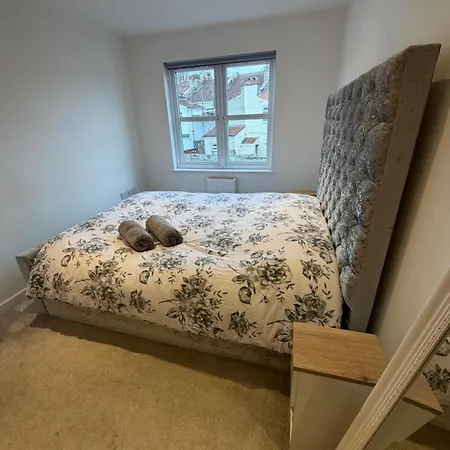 Lovely 2 Bed Bedminster Flat With Parking * بريستول