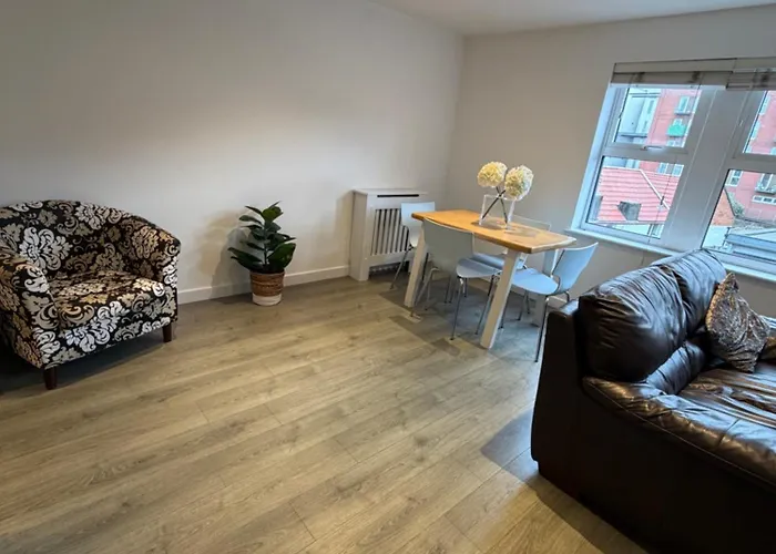 Lovely 2 Bed Bedminster Flat With Parking *