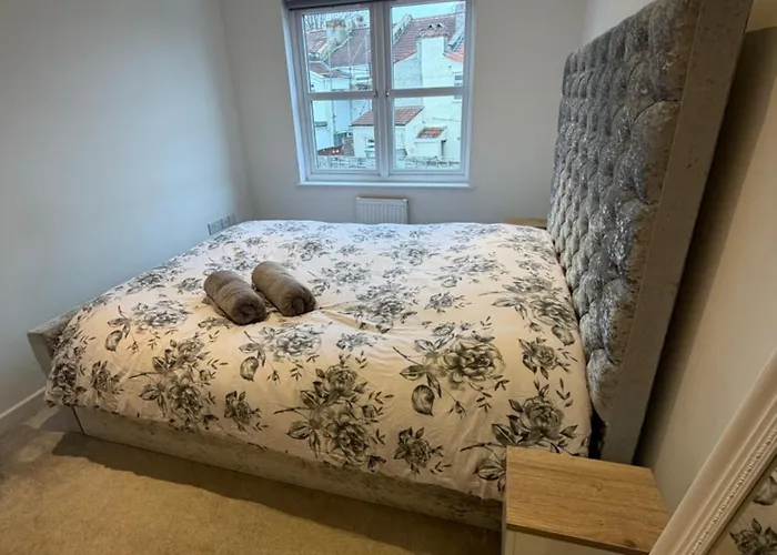 Lovely 2 Bed Bedminster Flat With Parking * Bristol